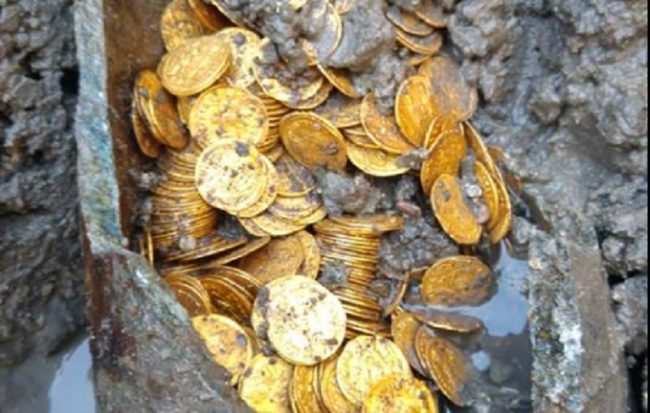 Monete romane antiche rinvenute a Como da équipe mantovana