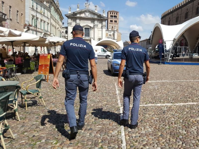Furti in esercizi commerciali, denunciati un 20enne e due minorenni