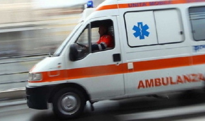 Tragico fuori strada, una donna perde la vita