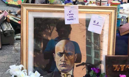 Mussolini in mostra al mercato delle pulci: espulso per due mesi