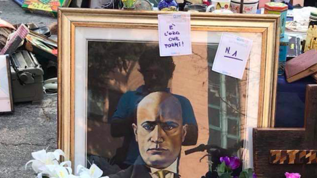 Mussolini in mostra al mercato delle pulci: espulso per due mesi