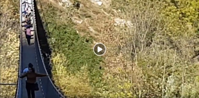 Che paura col vento sul Ponte nel Cielo in Valtellina! VIDEO