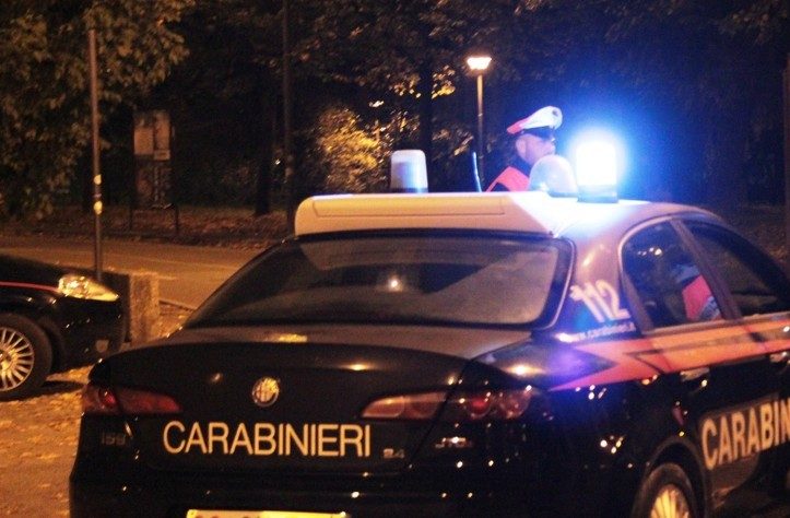 Tenta rapina al distributore di benzina: colpisce gestore alla testa e poi fugge