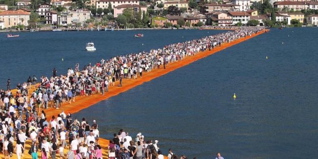 Passerella sulle acque sul Lago Maggiore dopo il successo di Iseo