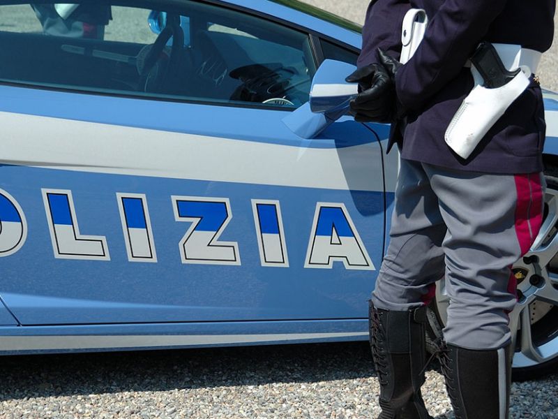 Spaccio e consumo stupefacenti all’ingresso delle scuole: minorenne sanzionato