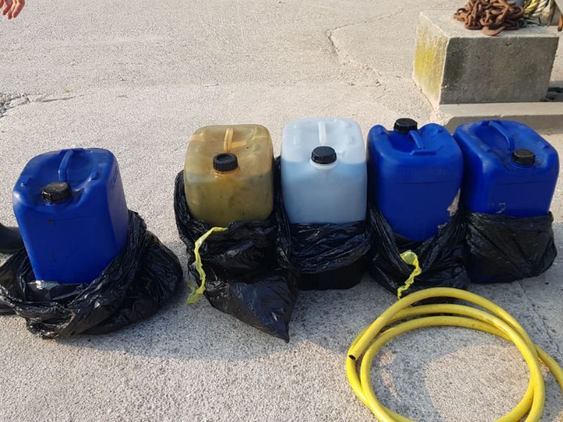 Furto di gasolio in azienda agricola, scoperti abbandonano il bottino