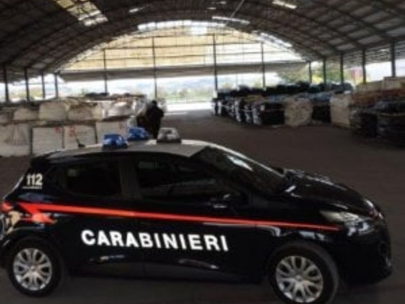 Deposita tonnellate di rifiuti all’interno di capannone: denunciato