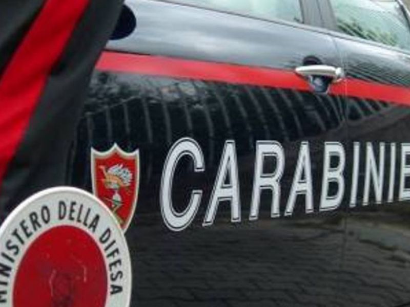 Si finge carabiniere e tenta di vendere telefono cellulare inesistente