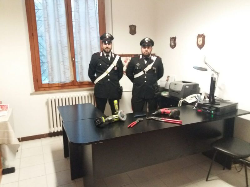 Fermati per un controllo in auto hanno oggetti da scasso