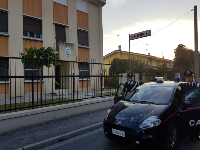Fermato per un controllo ingrana la retro e tenta la fuga