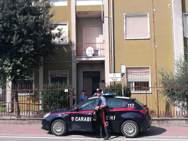 Deruba anziano fingendosi venditore di frutta porta a porta