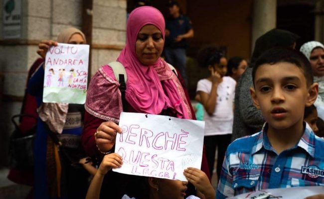 Lodi nella tempesta per le agevolazioni negate agli stranieri: retro di Salvini e bacchettate da Renzi