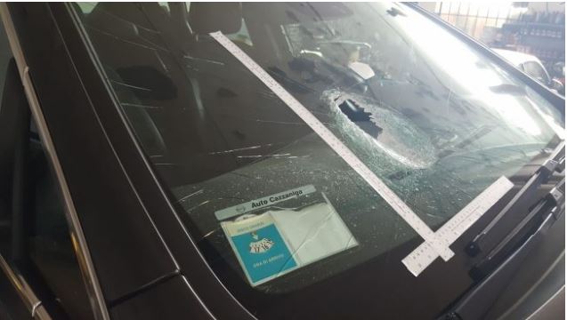 Tragedia sfiorata sulla Ss 567, giovanissimi lanciano sassi dal cavalcavia colpendo un’auto