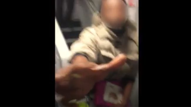 Filma straniero senza biglietto sul treno e lui le si avventa contro VIDEO
