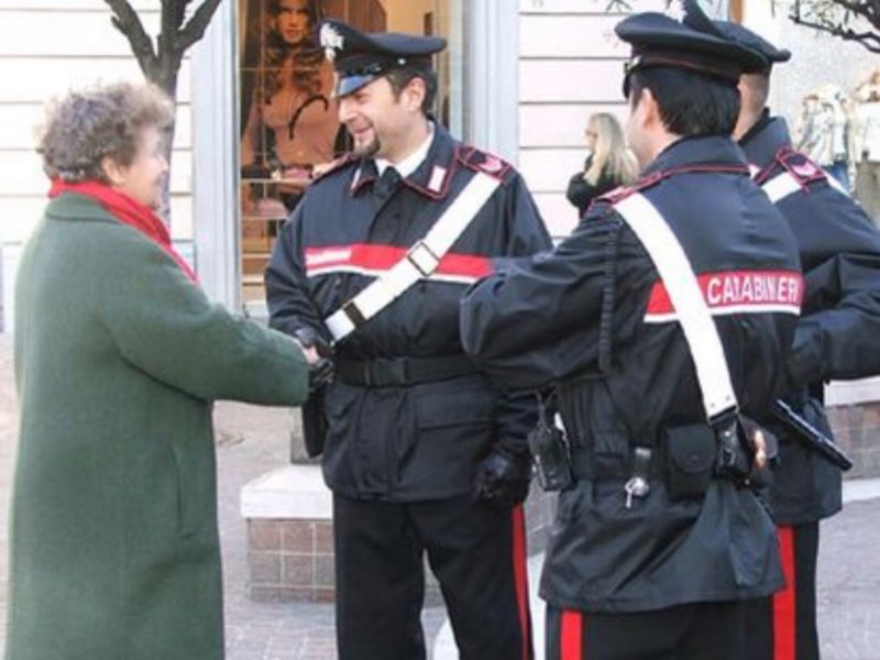 Indebito utilizzo di carta di credito e ricettazione, denunciata 23enne