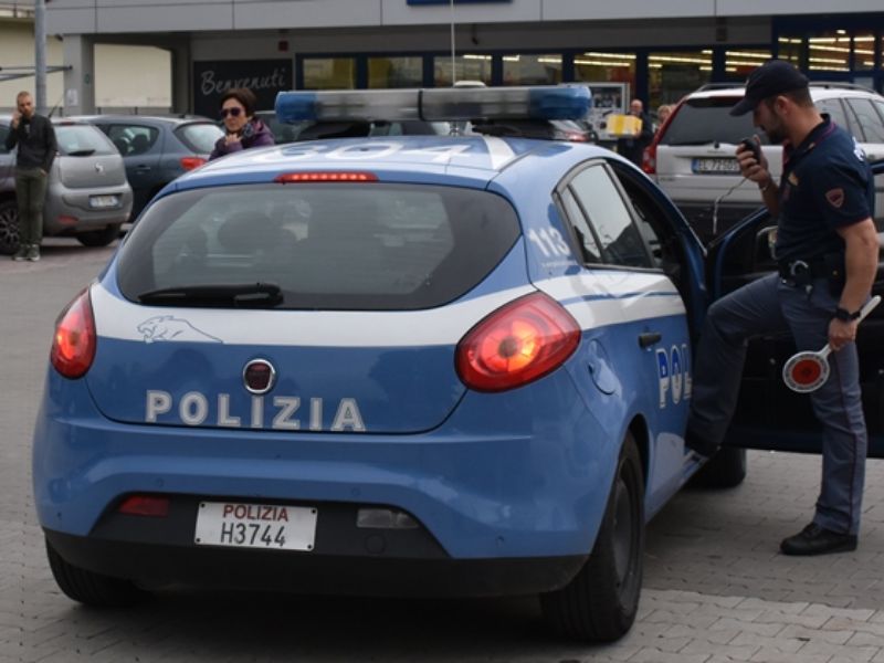 Raid notturno al bar, ladro incastrato dal tatuaggio