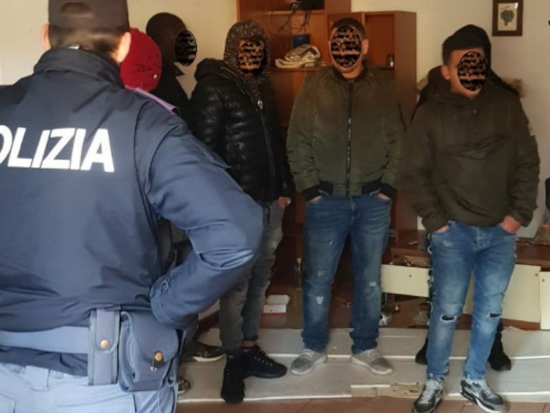 Blitz della polizia negli stabili abbandonati del quartiere Ponte Rosso: abusivi in Questura