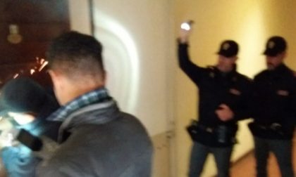 Blitz al "Palazzo del Mago": un abusivo lancia bicicletta sugli agenti