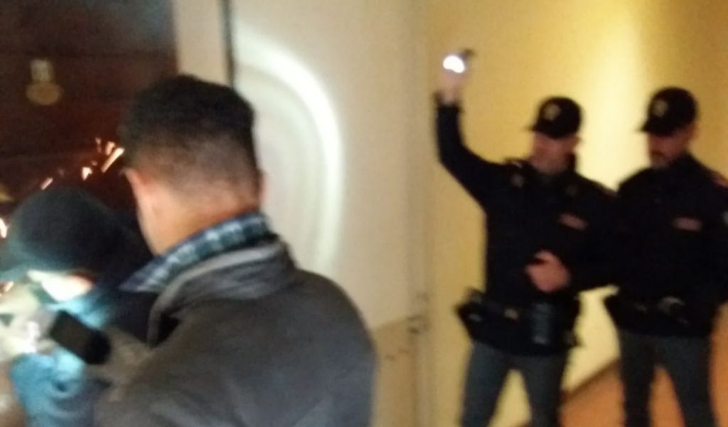 Blitz al “Palazzo del Mago”: un abusivo lancia bicicletta sugli agenti