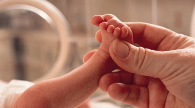 Giornata Mondiale della Prematurità: la facciata del Poma si tinge di viola
