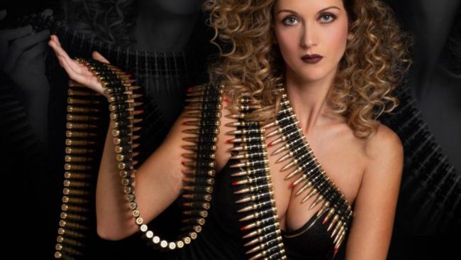 Calendario con le dipendenti, armi e proiettili: ditta di munizioni nella bufera VIDEO