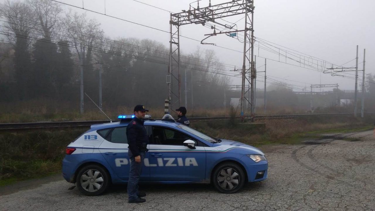 Tenta di farla finita e si mette a camminare sui binari della ferrovia