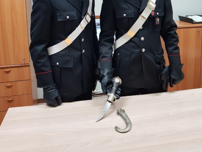 In macchina con un pugnale di oltre 30 centimetri: scatta la denuncia