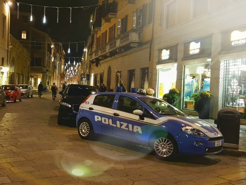 Furto in esercizio commerciale, arrestato 22enne