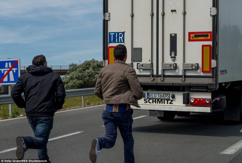 Migranti disperati si infilano sul rimorchio di un tir ma finiscono nella Bassa