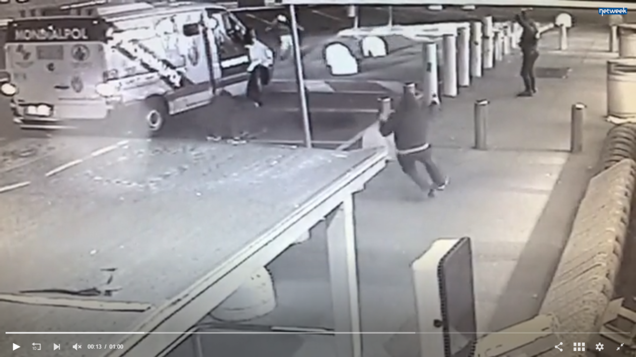 Assalto con pistole e kalashnikov IL VIDEO DELLA RAPINA