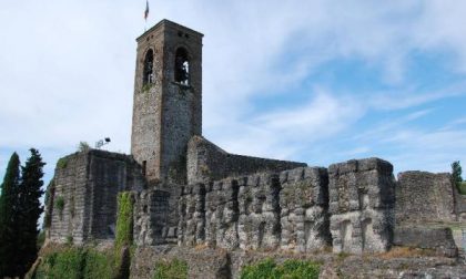 Bandiera nazista troneggia sulla torre di Cavriana