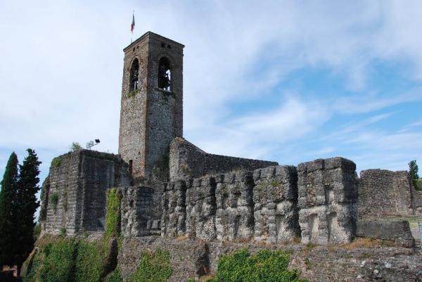 Bandiera nazista troneggia sulla torre di Cavriana