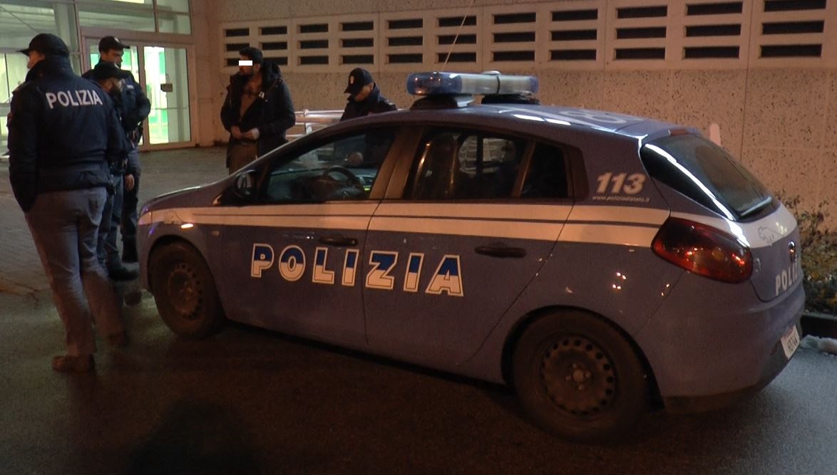 Ubriaco molesto a Capodanno perde la testa e infierisce anche sull’albero di Natale