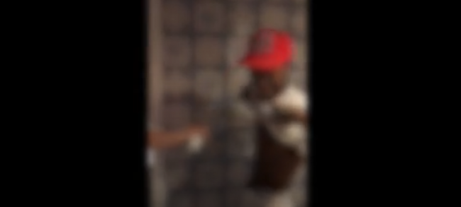 In pizzeria deodorante spruzzato su lavoratori di colore VIDEO