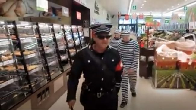 Il Nazismo torna alla ribalta tra il faceto (ma perché?) e il serio (purtroppo)