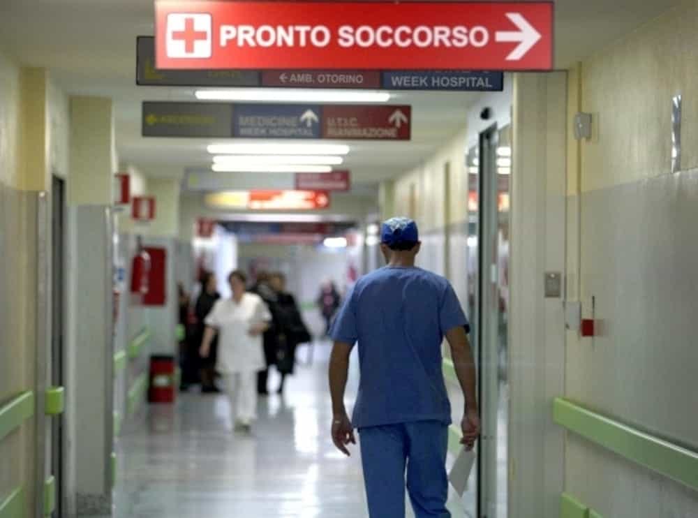 Ingoia detersivo e una pila per evitare di essere espulso dal Mantovano