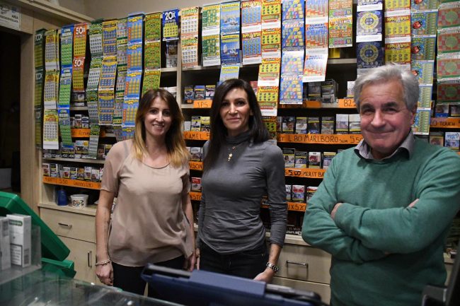 Trova e restituisce un portafogli con 35mila euro VIDEO