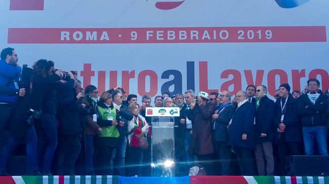 Sindacati in piazza a Roma: “Governo riveda la politica economica”