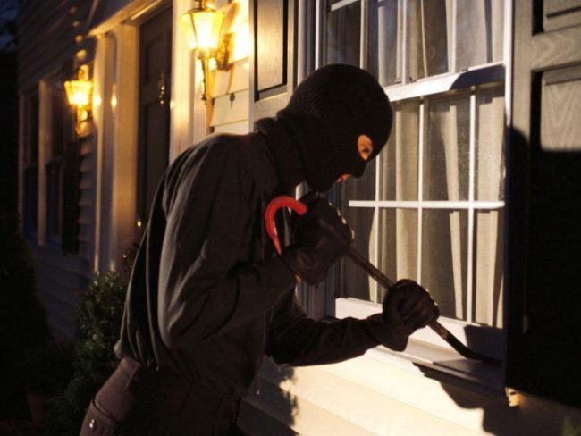 Rientra a casa con gli amici e vi trova i ladri