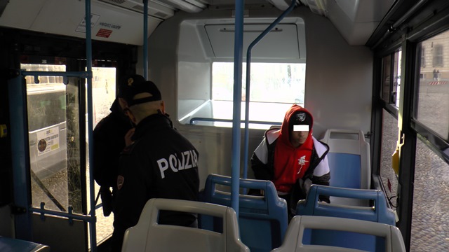 Controlli della Polizia a bordo degli autobus mantovani: 28 multe e 30 identificazioni in una settimana