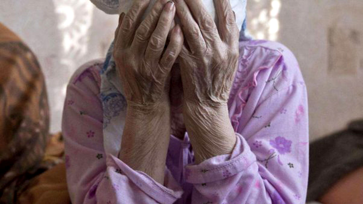 Litiga con la madre e la picchia con ferocia: i vicini danno l’allarme