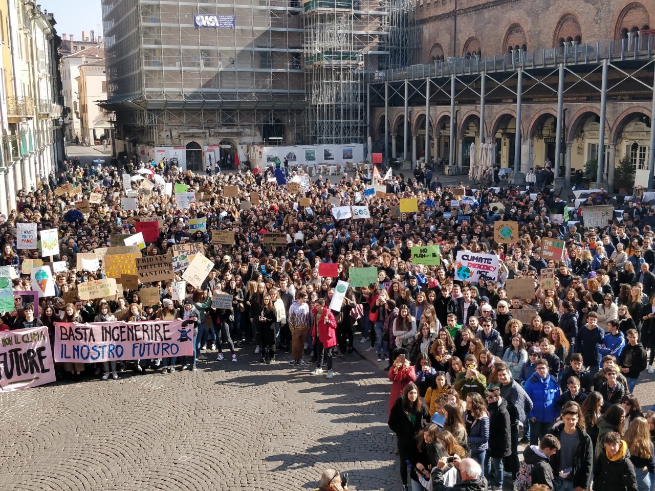 Sciopero mondiale ambiente Mantova: in piazza 3mila e 500 studenti VIDEO FOTO