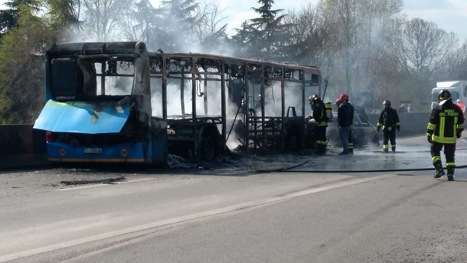 Sequestra autobus in gita scolastica e gli dà fuoco FOTO e VIDEO