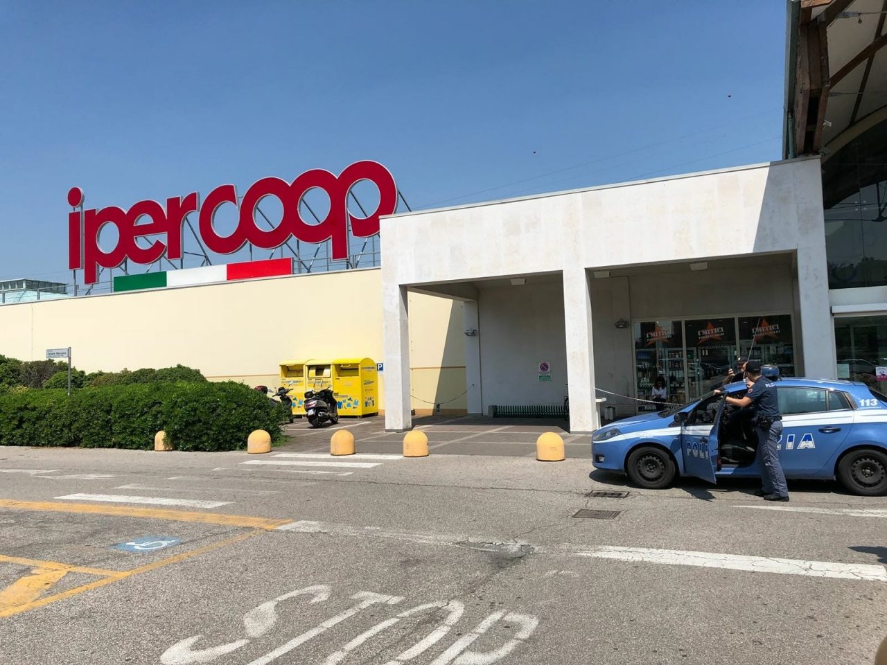 Litiga con una coppia di anziani e gli sfregia l’auto: denunciata 30enne
