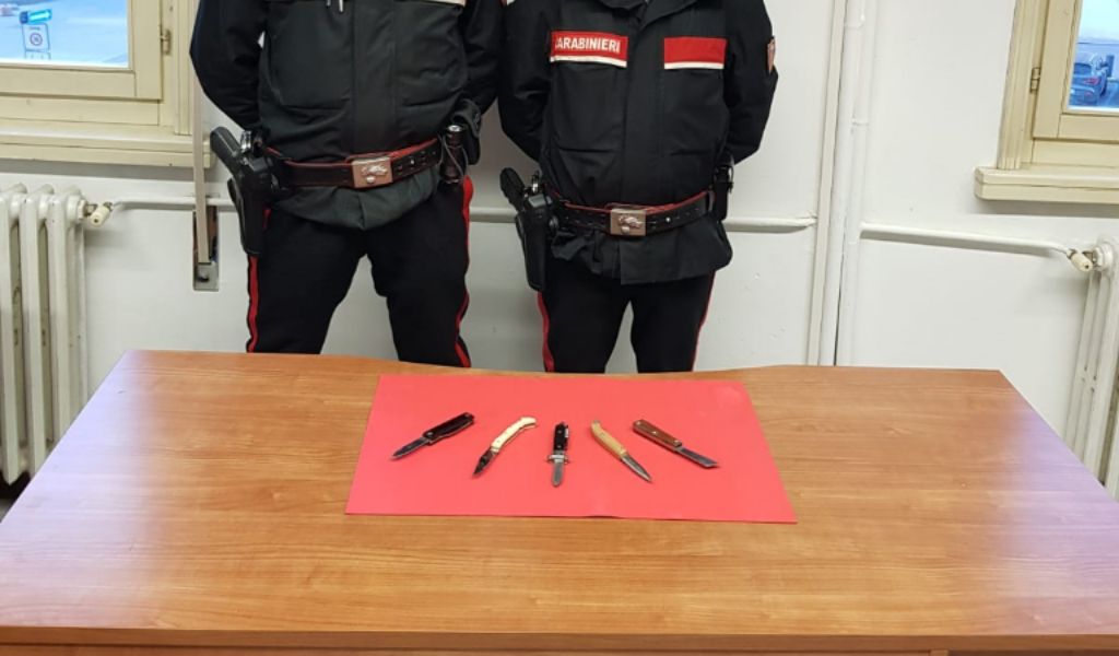 Se ne va in giro con 5 coltelli a serramanico, denunciato