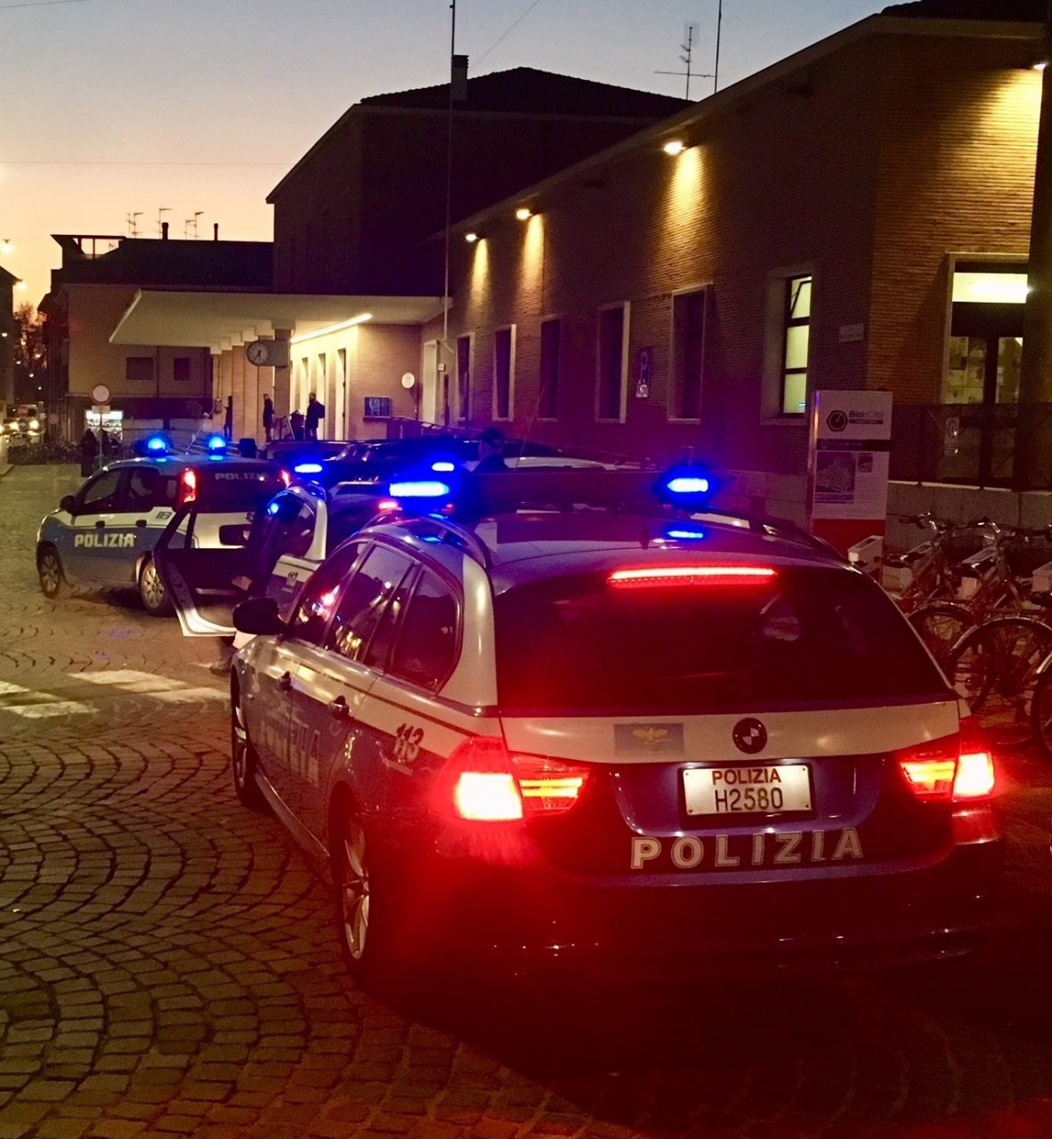 Alcoltest positivo: lei perde la testa e aggredisce gli agenti