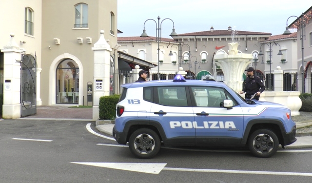 Ladro outlet bloccato dai clienti del negozio