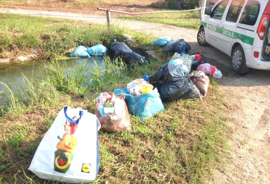 Rifiuti abbandonati a Borgo Virgilio: già 10 multe e 80 segnalazioni