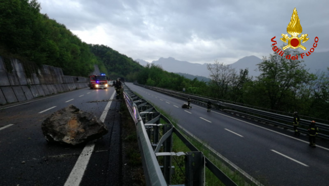 Frana sul lago: Statale 36 verso la Valtellina interrotta VIDEO