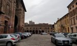 A caccia di tesori in piazza Alberti a Mantova. Ma l'antico pozzo è un portarifiuti